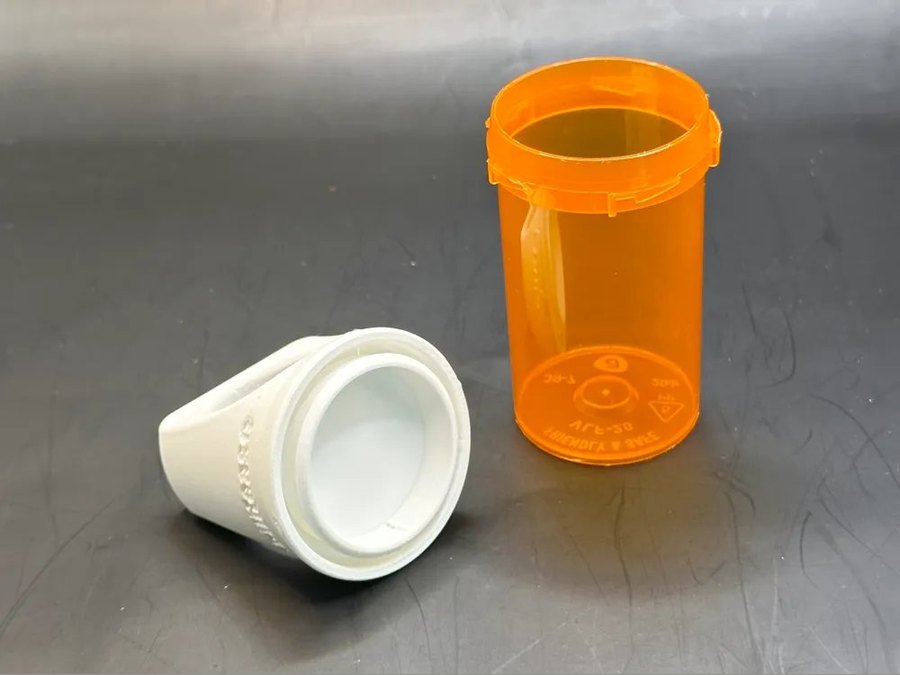Adaptive Pill Top, a free 3D printed assistive device