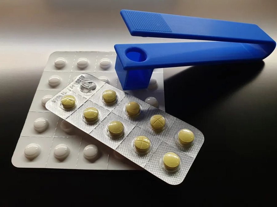 Flat Pill Helper, a free 3D printed assistive device